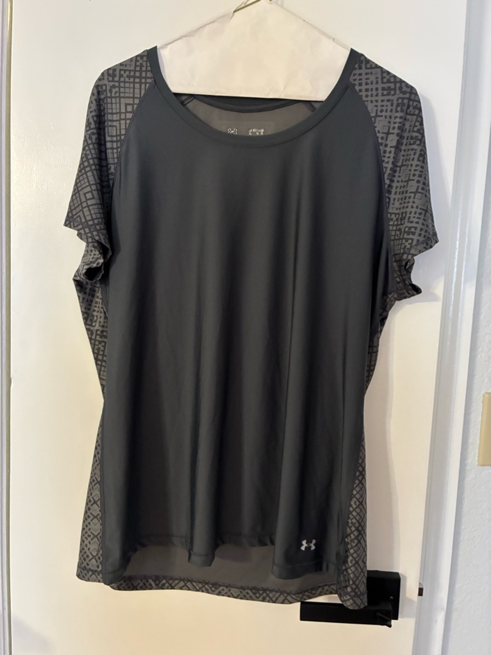 Under Armour Women's Gray Short Sleeve Athletic Tee with Patterned Sleeves and a